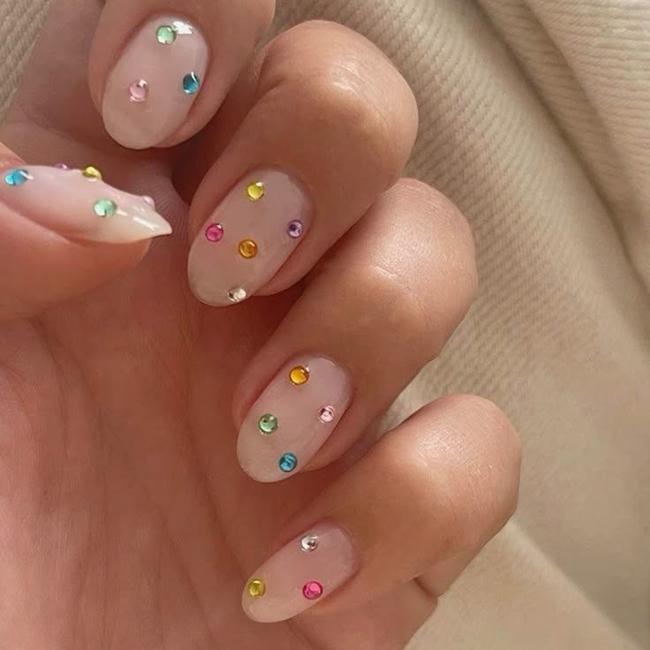 Manicura con cristales multicolores
